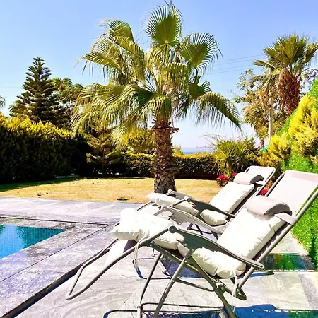 Sea Front Private With Salt Pool